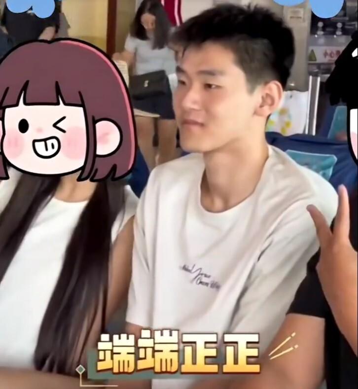 广东队抵达山东！杜锋喊美女球迷和王洪泽合影 朱芳雨带队