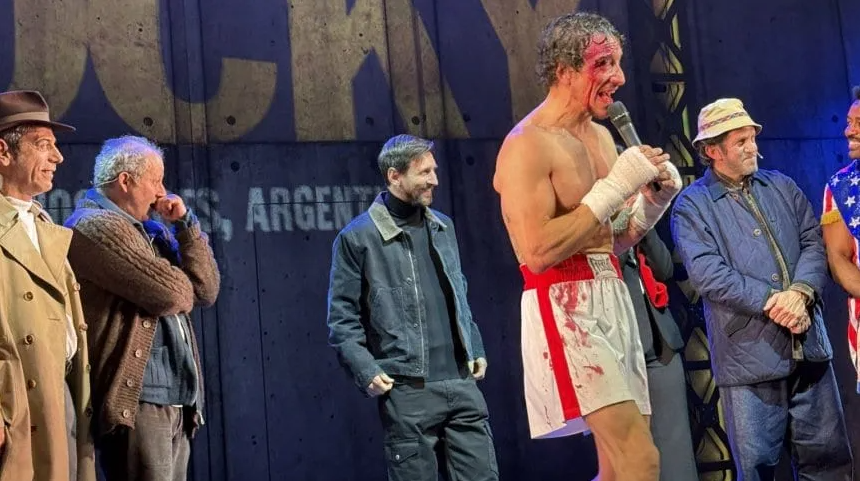 阿媒：梅西国家队训练后现身一剧院，观看好友演出